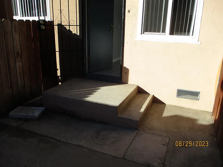 2038 E Chevy Chase Dr #B — Photo 16