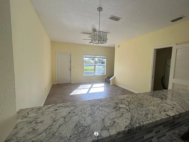 902 Southern Creek Dr — Photo 2