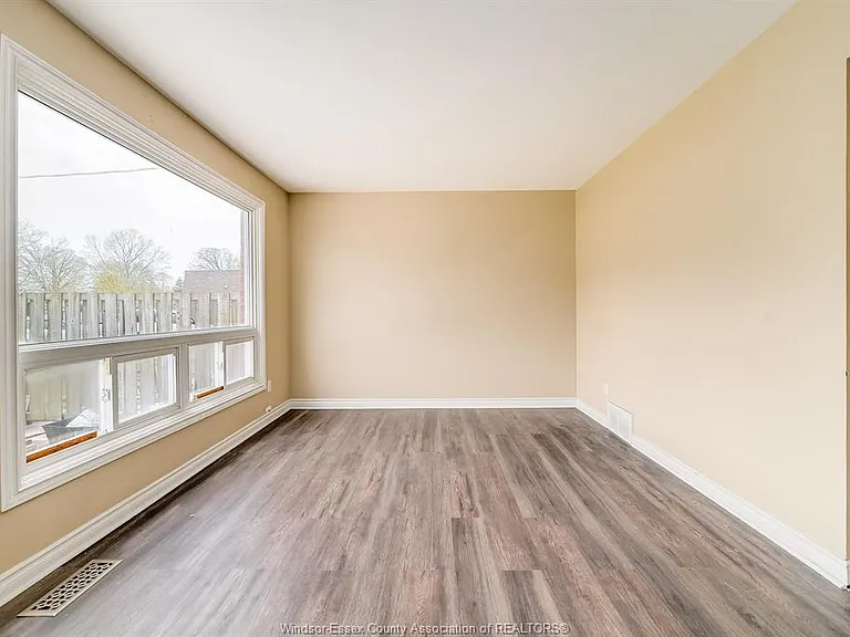 5486 Lassaline Ave — Photo 8