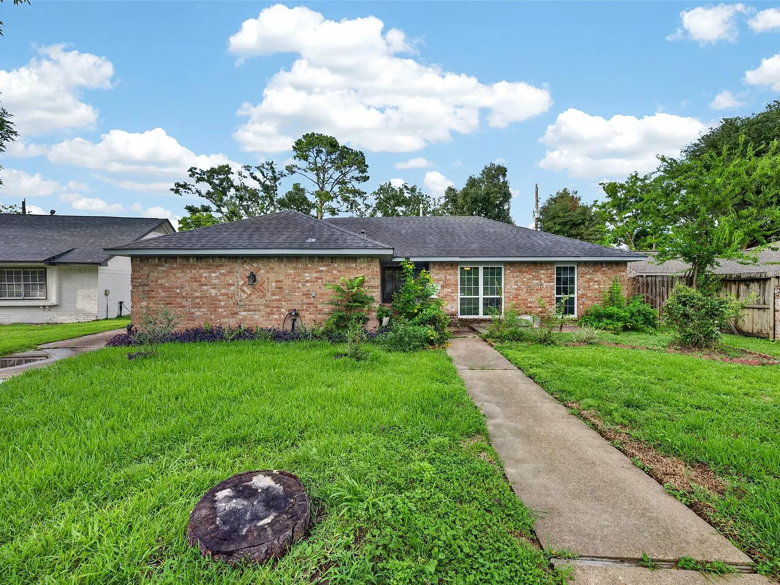 3 bed, 2.0 bath, 2050 sqft, $2,000 — Photo 2