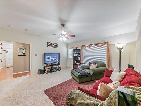 3rd image of 1167 Meadows Dr