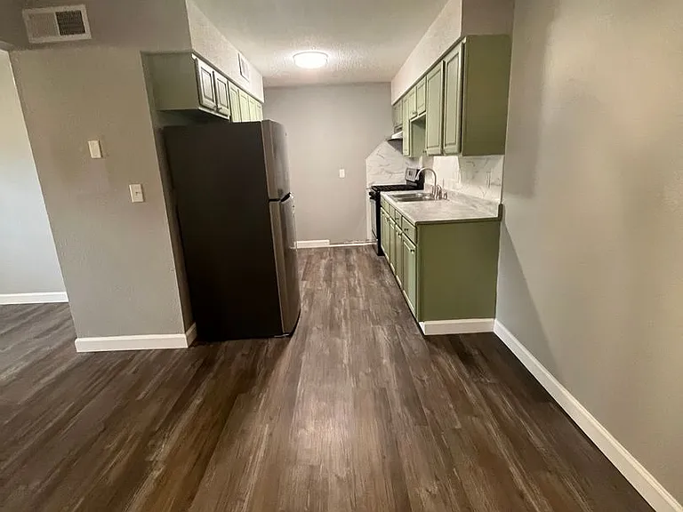 Crossroads Villa Apartments — Photo 48