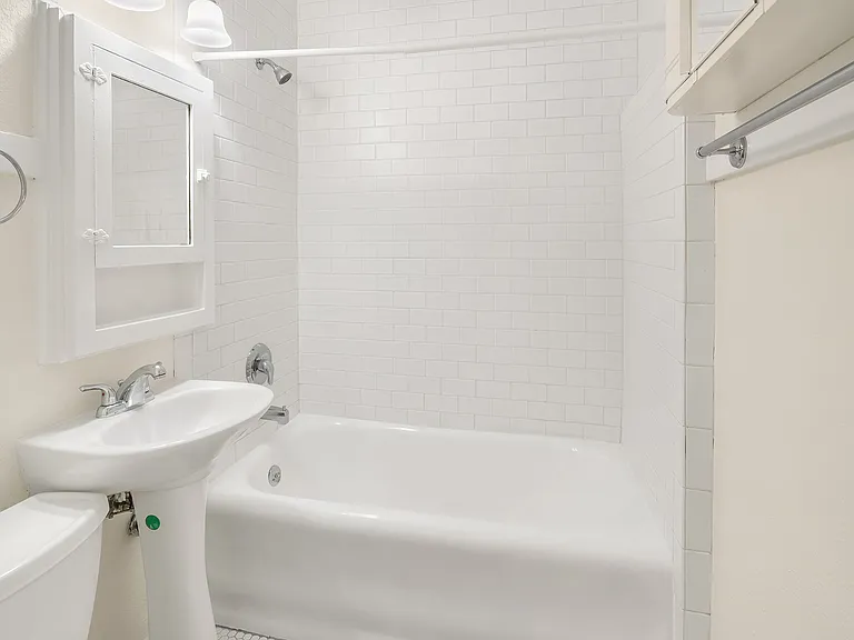 905 NE 43rd St #207 — Photo 10