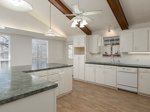 4th image of 121 Forest Dr