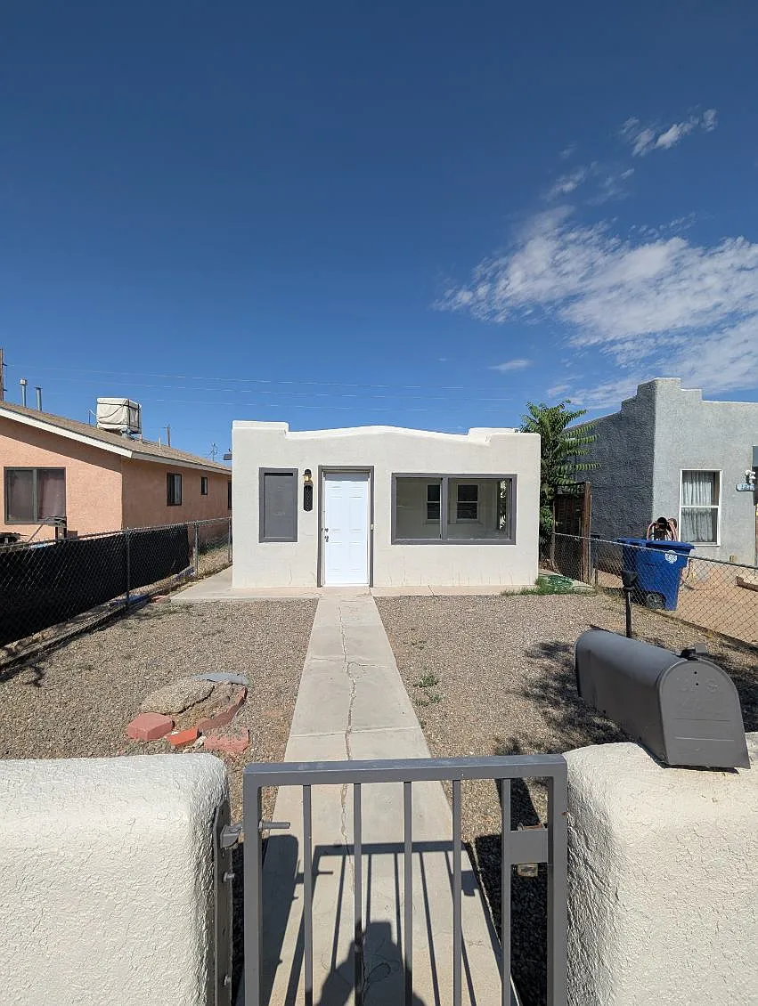 3 bed, 810 sqft, $2,300 — Photo 2