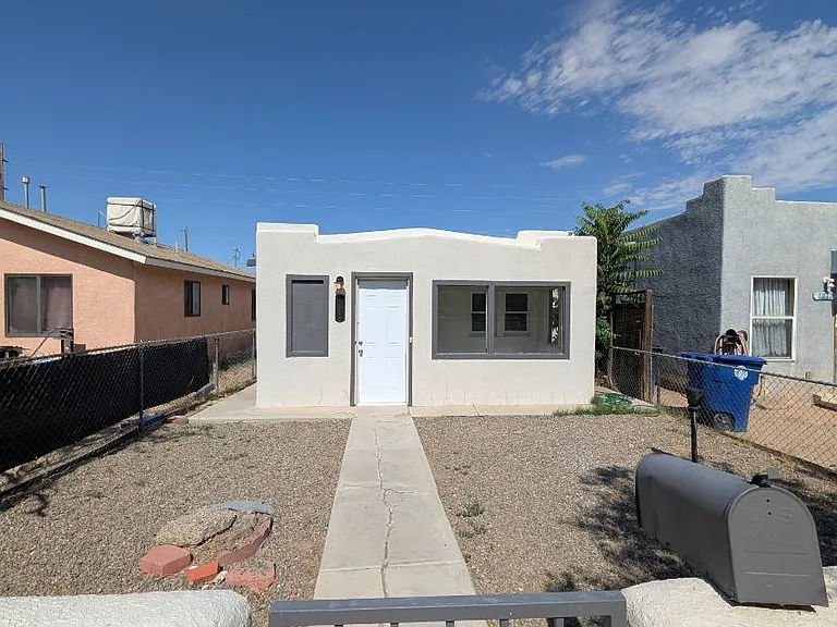 1219 Edith Blvd SE — Photo 1