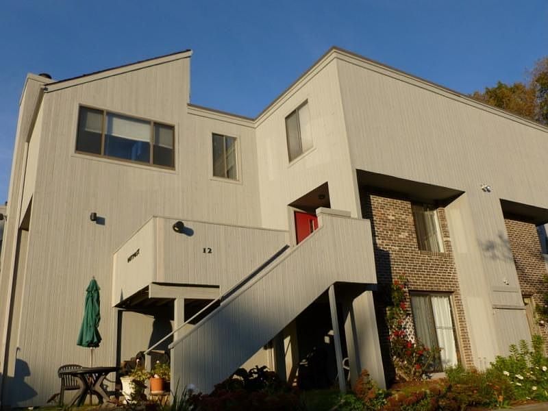 Beautiful, Bright Condominium!