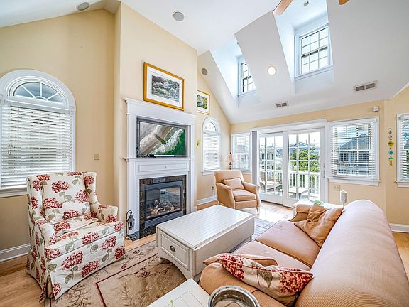 5th image of 3223 Asbury Ave #B