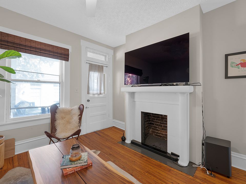 Front Living Room (Facing Blenkner Street)