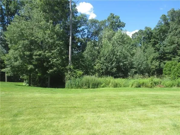 2049 Pierce Bluffs Dr, Hermitage, PA 16148
