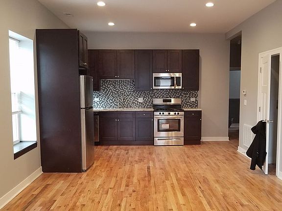 2nd image of 1929 W Montrose Ave Unit 2S