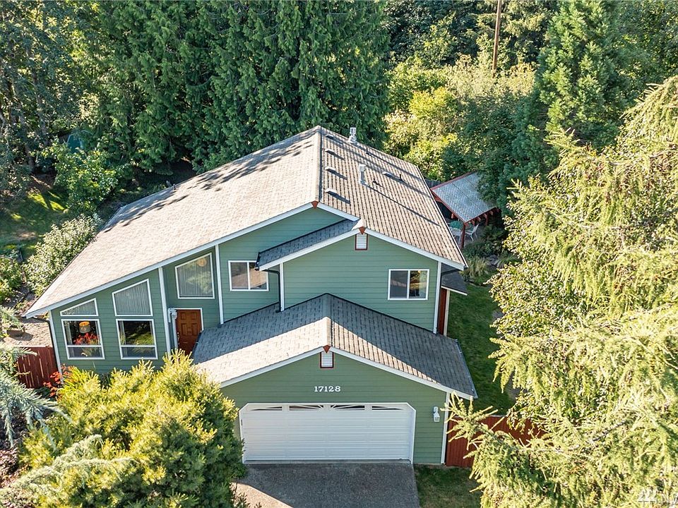 Well Maintained Tri-Level in Desirable Emerald Downs of Covington on 10,754 sq. ft. Lot Size Backing to Greenbelt! Great Location Close to Schools, Shopping, Parks & Access to Highway 18.