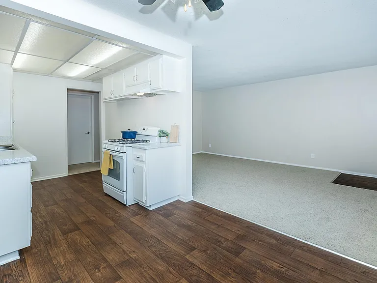 Hampshire Square Apartment Homes — Photo 15