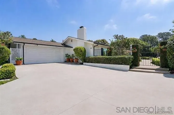 445 Avenida Primavera — Photo 3