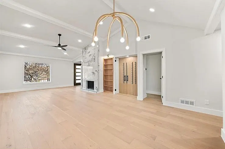 7639 Royal Ln — Photo 3