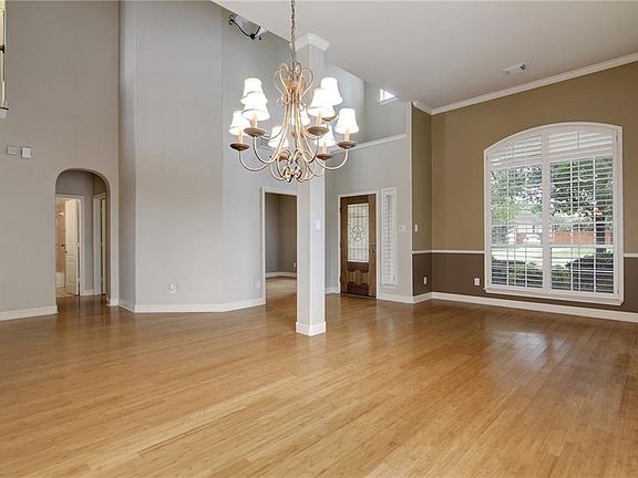 5th image of 110 Bolton Dr