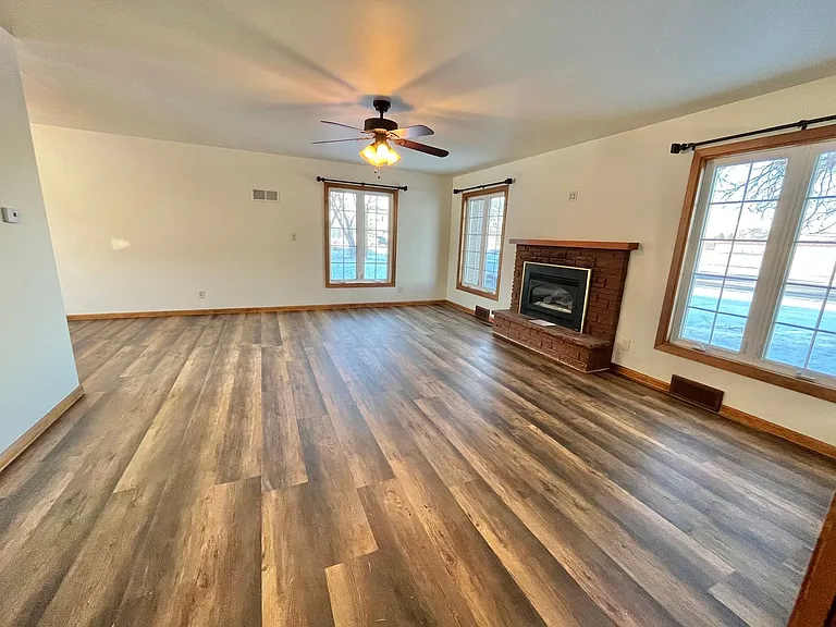 4909 E Linden Ln — Photo 3