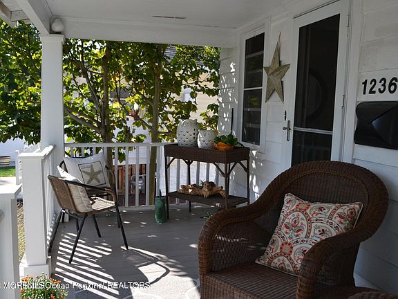 3rd image of 1236 Maplewood Road