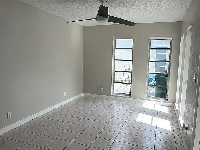 47 SE 13th St #2 — Photo 2