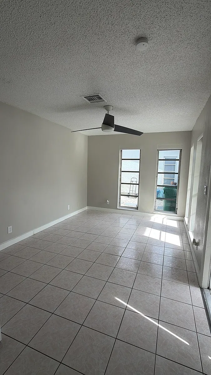 Building Photo - 47 SE 13th St #2
