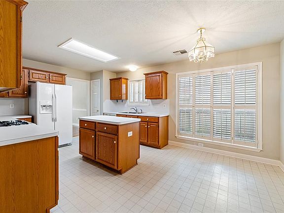 5th image of 406 Knoll Forest Dr