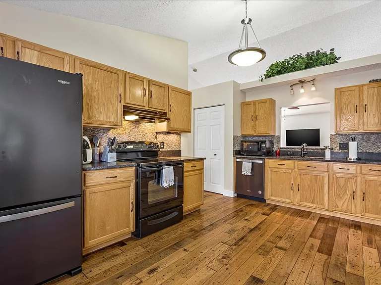1073 Stocks St — Photo 13