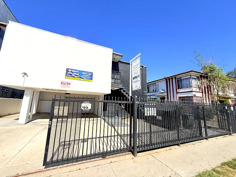 1029 N. Ardmore Avenue — Photo 22