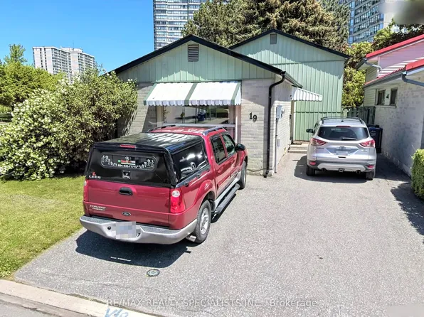 19 Helena Ct, Brampton, ON L6S 2N4