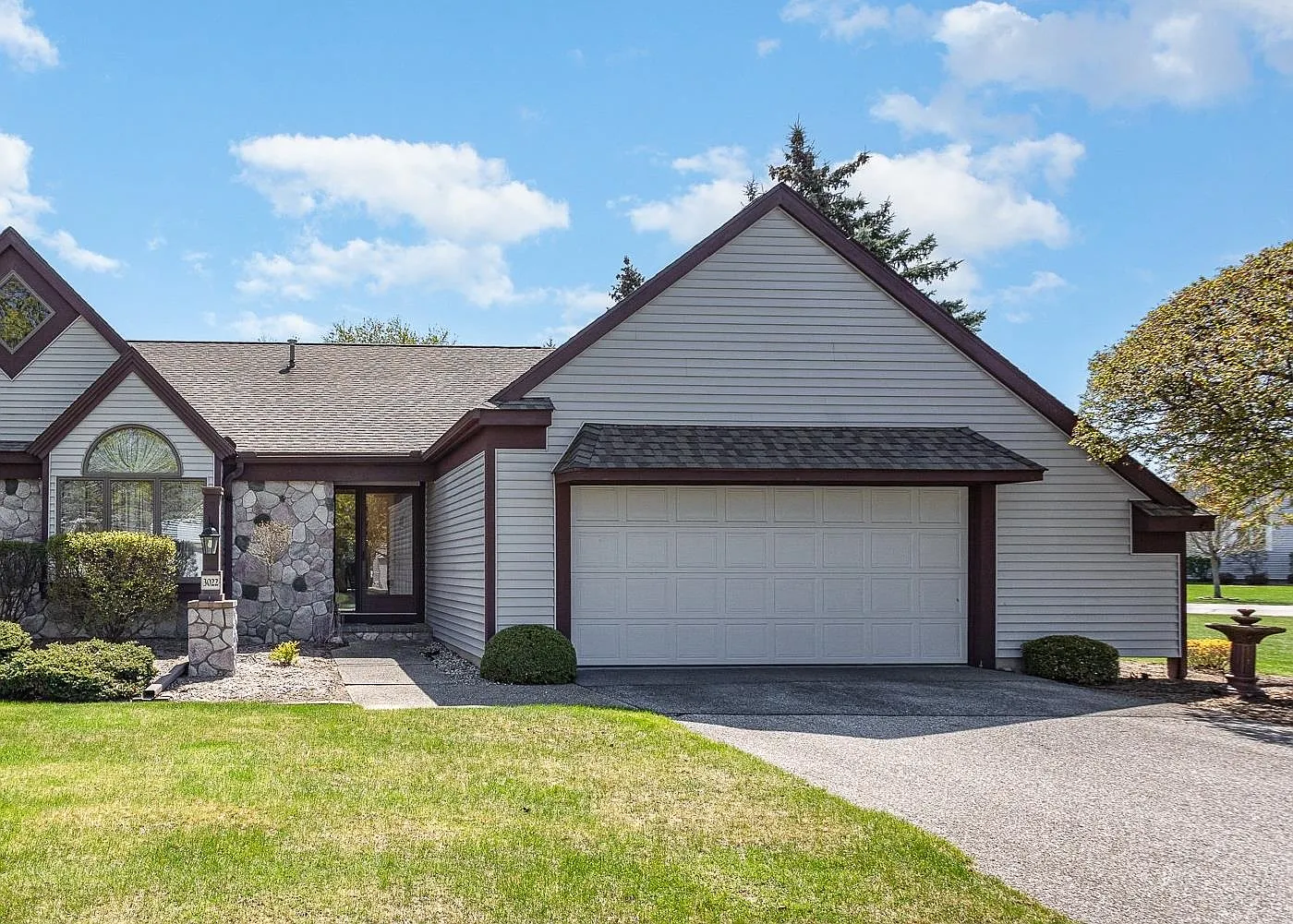 3022 Hawthorne Dr photo 1