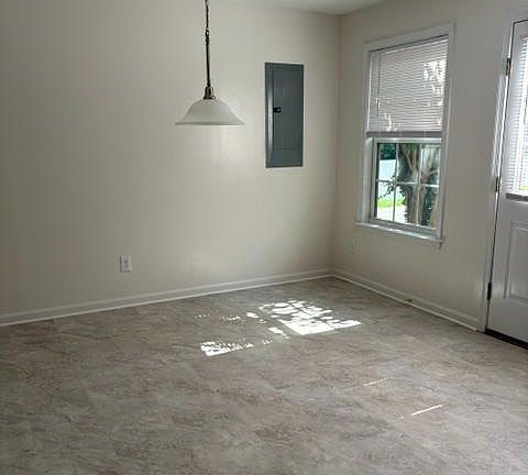 5th image of 22758 Lawrence Ave