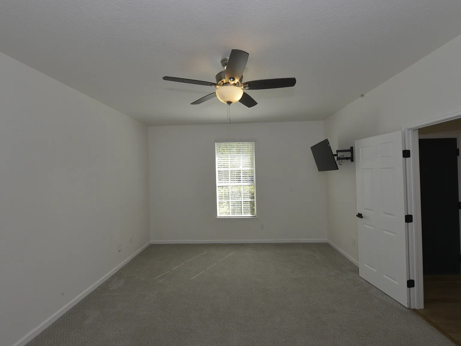 3 bed, 1895 sqft, $2,150 — Photo 2