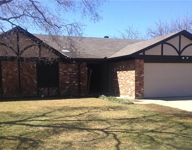 1st image of 713 NW Charlyne Dr