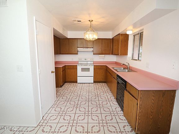 4th image of 3815 E Lakeview Cir