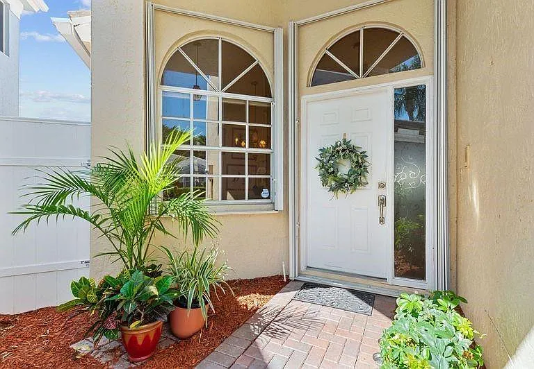 8170 Hampton Wood Dr — Photo 2