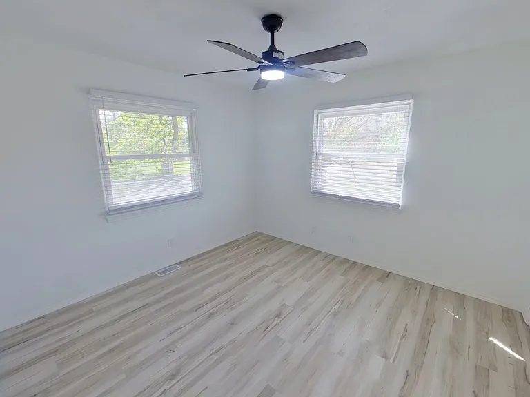 1031 N Edwards Ave — Photo 8