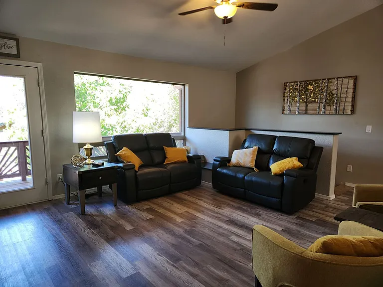 400 E Phoenix St — Photo 6