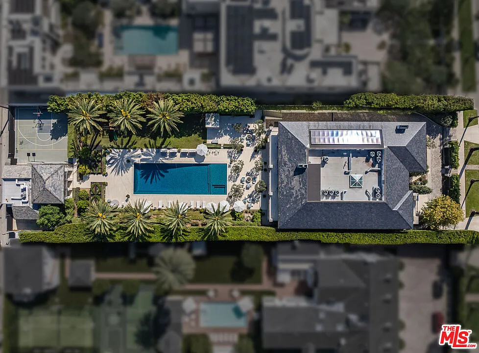 12 bed, 18.0 bath, 20000 sqft, $200,000 — Photo 3