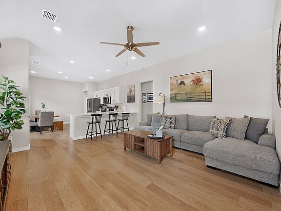 5th image of 902 Crested View Pl