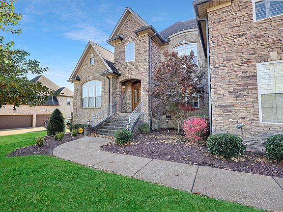 3rd image of 142 Waters Hill Cir