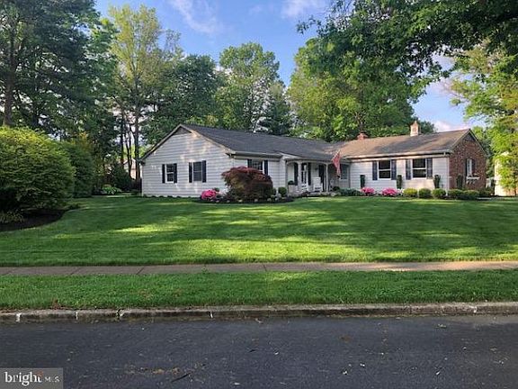 2nd image of 913 Fernwood Rd