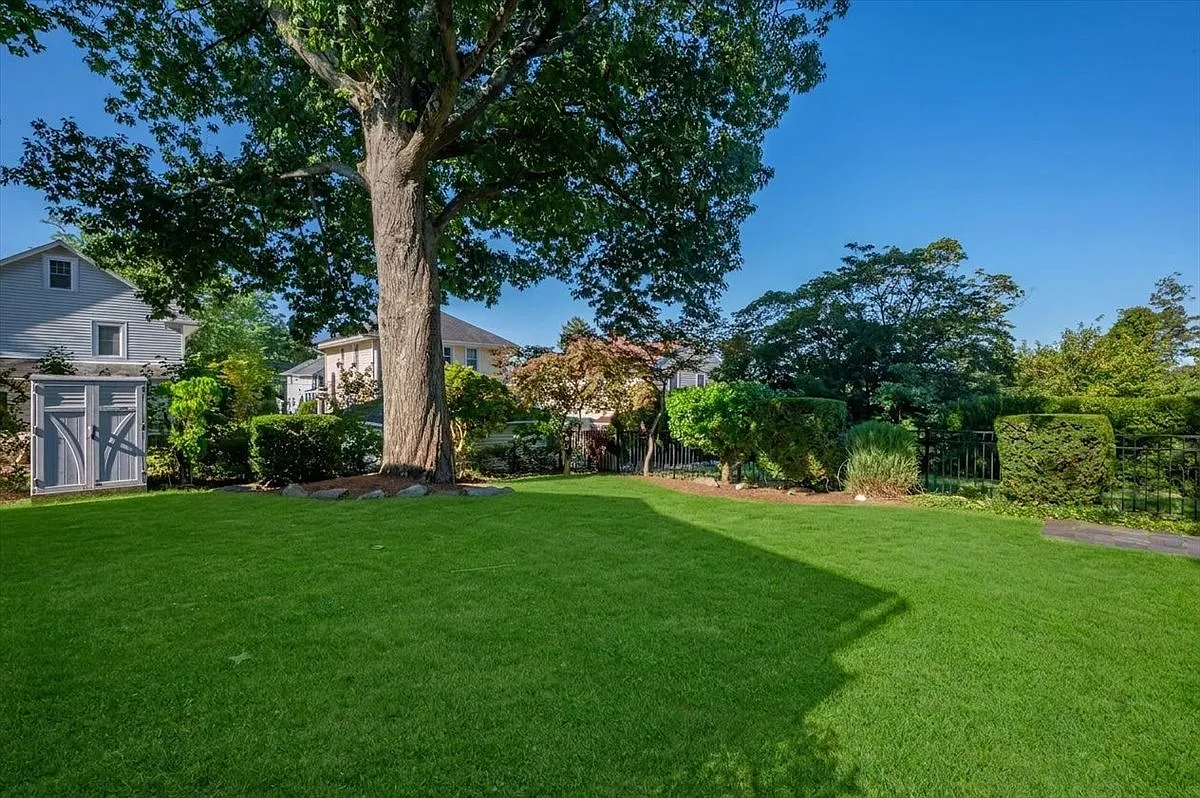 4 bed, 2200 sqft, $7,200 — Photo 2