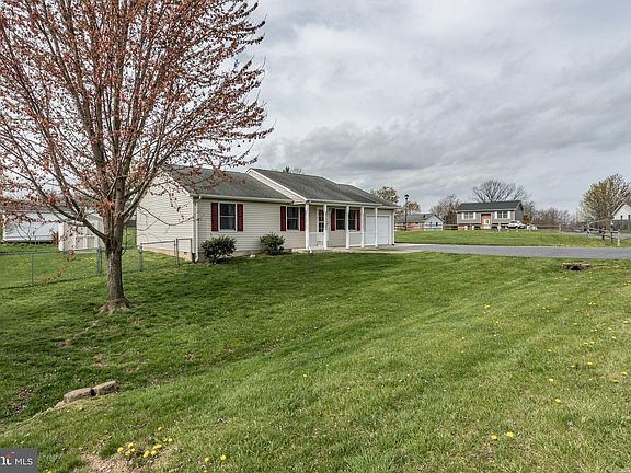 2nd image of 100 Blackwater Ct