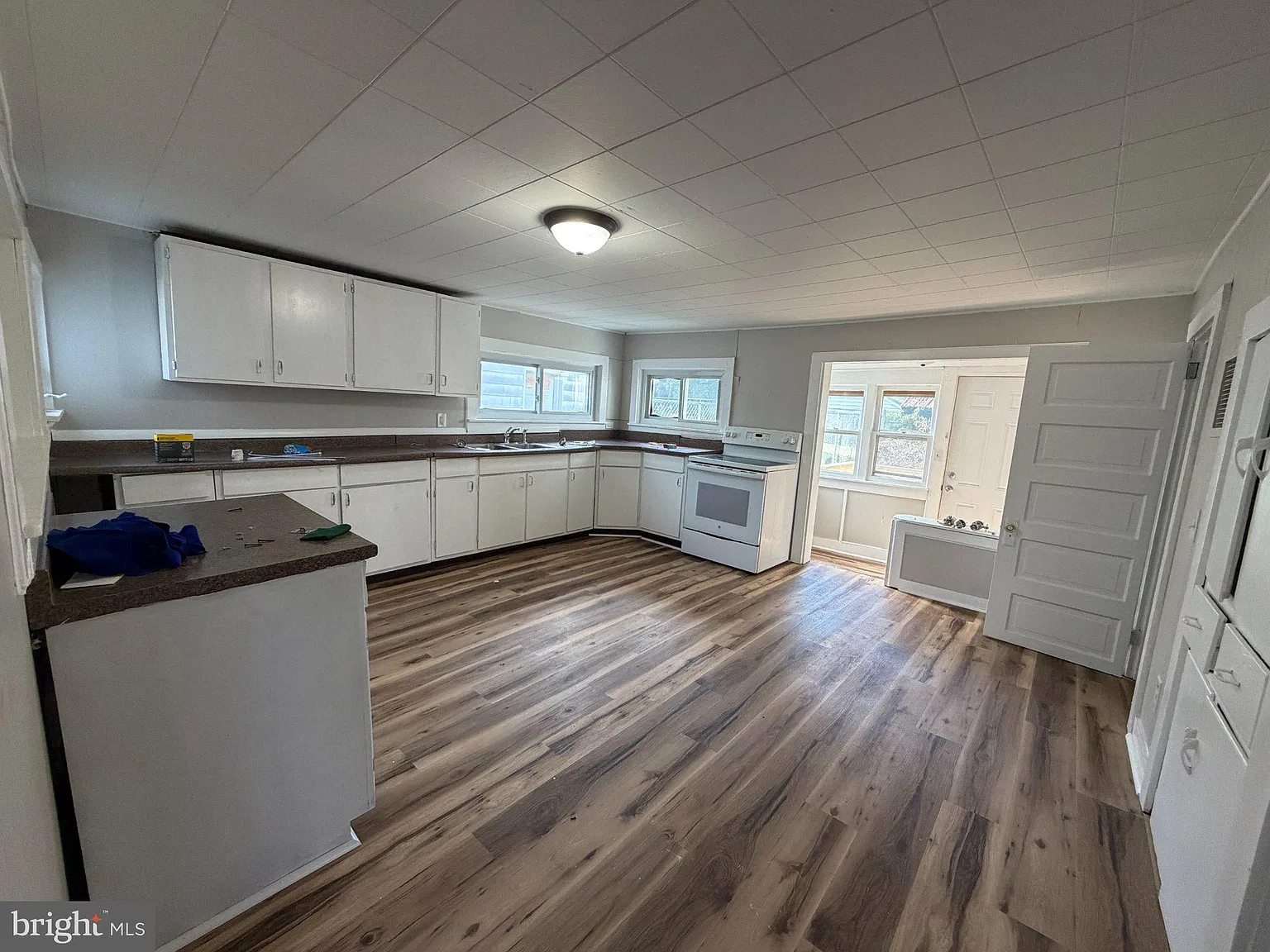 3 bed, 1.0 bath, 1084 sqft, $2,150 — Photo 3