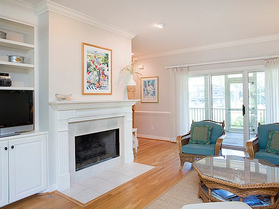 3rd image of 6 Silver Moss Cir