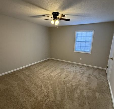 4th image of 704 Fieldcrest Cir