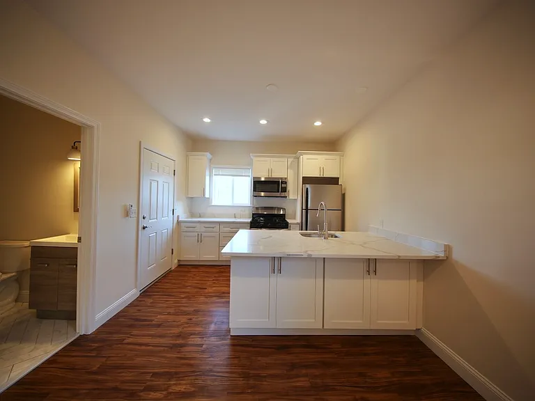 34 East Transit — Photo 2