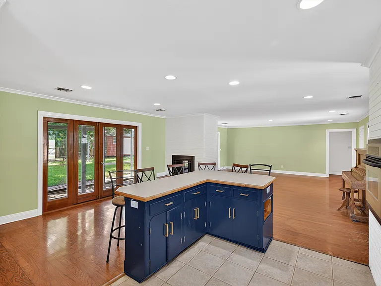 1911 Bermuda St — Photo 11