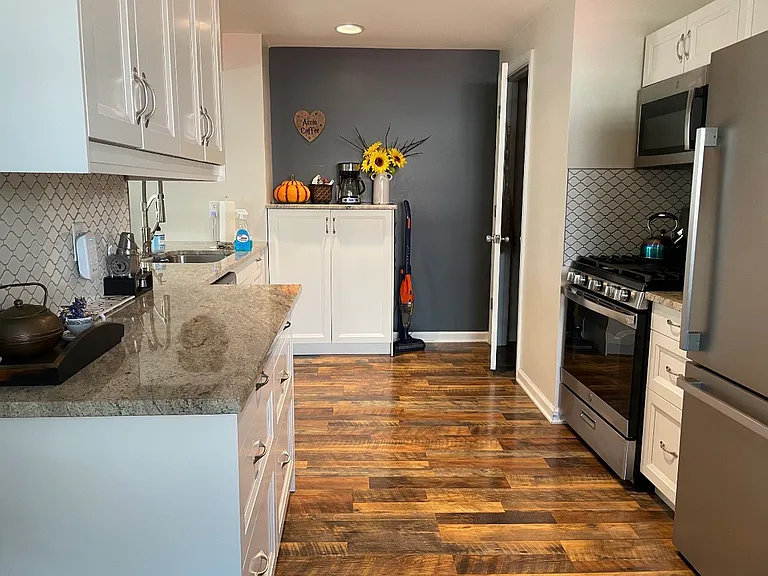 213 W Homer St — Photo 4