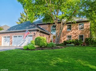 8 Sussex Cir, Vernon Hills, IL 60061