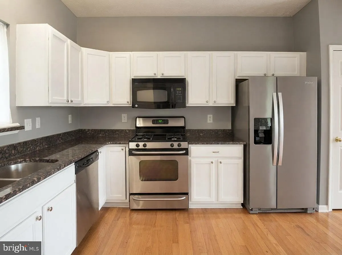 4 bed, 2.5 bath, 2198 sqft, $2,900 — Photo 4